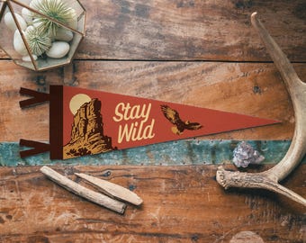 Banderín de fieltro Stay Wild / Banner de vaquero del lejano oeste vintage, decoración inspiradora para habitación infantil, arte de pared para guardería del oeste, regalo de acento rústico para el hogar.