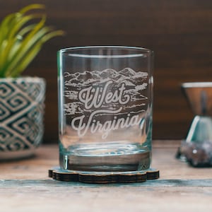 ウェストバージニア州の彫刻入りグラス | ビール、ウイスキー、ワイン、カクテル用のパーソナライズされた風景エッチンググラス。ホームデコレーションとギフト。