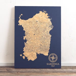 Carte de la Sardaigne, Italie | Enseigne d'art mural en bois gravé avec carte côtière, décoration de plage, impression italienne nautique, cadeau de famille personnalisé unique