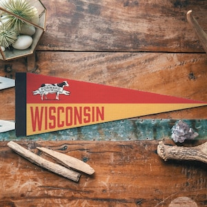 Banderín de fieltro de Wisconsin / Póster de la bandera estatal "Forward Cow". Bandera tipográfica vintage, banderín decorativo para el hogar. Hecho a mano en EE. UU.