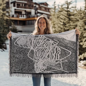Couverture de carte des pistes de ski de Saddleback Mountain, dans le Maine | Cette couverture douillette et douce est un excellent cadeau de décoration de cabine pour les skieurs et les planchistes