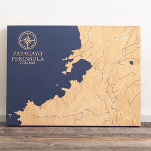 Carte de la péninsule de Papagoya, Costa Rica | Enseigne d'art mural en bois gravé avec carte côtière, décoration d'intérieur avec impression de plage, cadeau de famille personnalisé unique