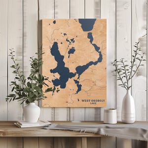 West Okoboji Lake Iowa / Decorazione per la casa con mappa personalizzata del lago, regalo personalizzato per casa sul lago, regalo per campeggio di nozze per anniversario, arte murale in legno incisa