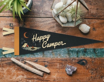 Banderín de fieltro Happy Camper / Estandarte de camping vintage, decoración inspiradora de la habitación para niños, arte de la pared de la guardería en el desierto, regalo de acento para el hogar al aire libre.