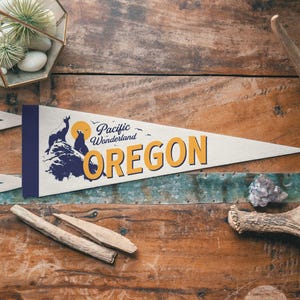 Oregon Felt Pennant | Pacific Wonderland State banner poster. Vintage typography Pacific Northwest flag pennant home decor. USA Handmade