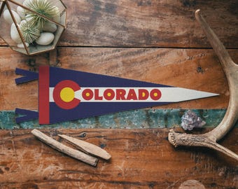 Flâmula de Feltro do Colorado | Decoração Vintage para Casa nas Montanhas Rochosas. Arte de Parede de Lembrança do Centenário do Estado. Presente Único de Aventura no Colorado. Feito à mão nos EUA.