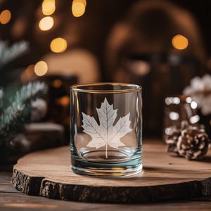 Ahornblatt Brille | Naturbezogenes personalisiertes Whisky-, Wein- & Bierglas, Baum-Trinkgefäß, kanadisches Stolzgeschenk, Herbst-Herbst-Dekor