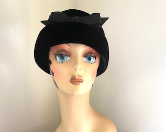 Vintage Ruched Black Velvet Cloche Hat, Joseph Magnin Label  display picture 2