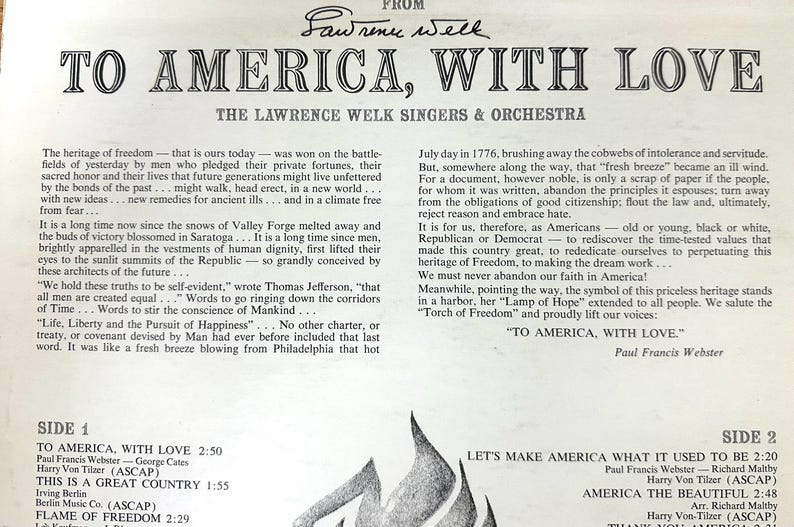 Op de afbeelding: Een achterkant van een vintage vinylplaat met de titel TO AMERICA, WITH LOVE door The Lawrence Welk Singers & Orchestra. De witte papieren hoes bevat zwarte gedrukte tekst, waaronder een lang essay van Paul Francis Webster en een tracklist voor zijde 1 en 2.