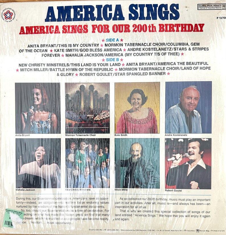 Op de afbeelding: Een achterkant van een vinylplaat met de titel America Sings For Our 200th Birthday. Het bevat een tracklist voor kant A en kant B, samen met acht fotografische portretten van artiesten zoals Anita Bryant en Robert Goulet, plus tekst.