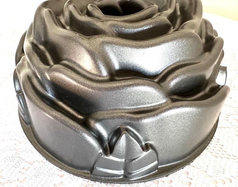 Nordic Ware Rose Flower Petal Bundt Cake Pan, Made in USA image 6