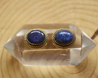 Mini size oval blue lapislazuli cabochon set in brass. Macramé stone with groove