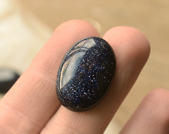 Cabochon chatoyant en grès bleu. Taille moyenne, forme ovale. 20,85 ct. (2,5 x 1,8 cm)