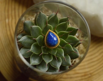 Grooved pear lapislazuli cabochon set in brass. High grade, 17 ct crystal semi precious gemstone