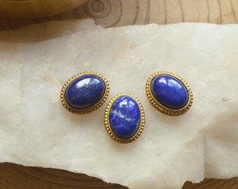 Medium size oval blue lapislazuli cabochon set in brass. Macramé stone with groove