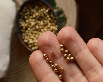 Petites perles rondes en laiton massif de 3 mm sans couture. Idéal pour le macramé, le fil de fer, l'artisanat, le travail de perles. Perles de 10 g, plus de 120 pièces. Trou de 1,2 mm