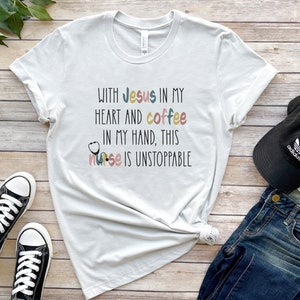 Jesus em meu coração amamentando em minhas veias, linda camisa de enfermeira, camisa de enfermagem, camisa de enfermeira cristã, camisa de fé, camisa RN, presente para enfermeiras