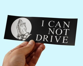 Könnte beinhalten: Schwarz-weißer Aufkleber mit einem Grafikmotiv von betenden Händen und dem Text "I CAN NOT DRIVE".