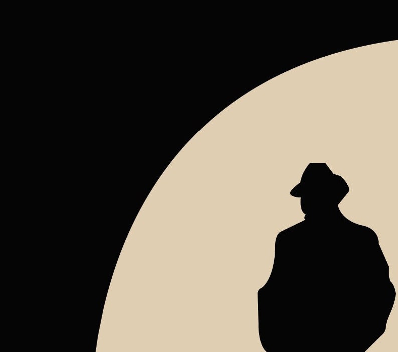 Puede incluir: Silueta de una persona con sombrero y abrigo de pie frente a un fondo marr&oacute;n claro.