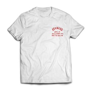 Könnte beinhalten: Weißes T-Shirt mit rotem Text, der "Brainerd, Home of Paul Bunyan and Babe the Blue Ox" lautet