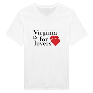 Puede incluir: Camiseta blanca con la frase "Virginia is for lovers" en negro, acompañada de dos corazones rojos. La camiseta está hecha de un material suave y cómodo.