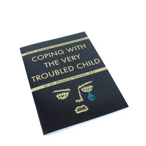 Pu&ograve; includere: Un libro nero con lettere dorate intitolato "Coping with the Very Troubled Child" di Dr. Romulus Trilling, M.D. La copertina presenta un semplice disegno a linea di un viso con una singola lacrima.