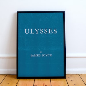 Puede incluir: Un póster enmarcado con fondo azul verdoso y texto blanco que dice "ULYSSES de JAMES JOYCE".