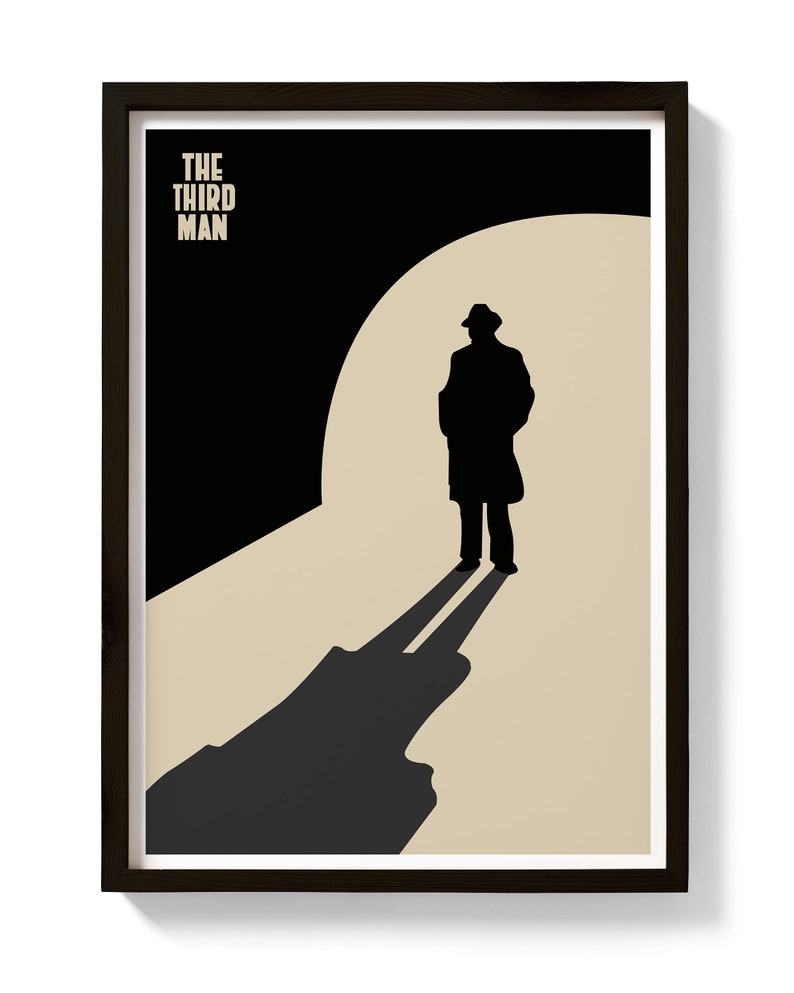 Puede incluir: Un p&oacute;ster en blanco y negro con el t&iacute;tulo "THE THIRD MAN" en letras blancas en negrita. El p&oacute;ster presenta la silueta de un hombre con fedora y abrigo de pie en una puerta con una larga sombra.