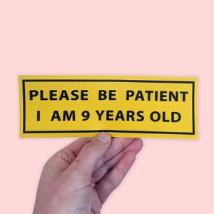 Siate pazienti, ho 9 anni. Adesivo divertente per paraurti auto, adesivo meme, adesivo auto, diventare adulti, adesivo meme divertente per paraurti, magnete per paraurti