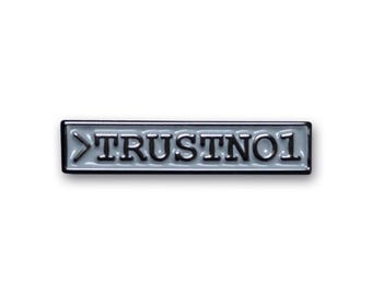 TRUSTNO1 - Pin inspirerad av Arkiv X! Mulders ikoniska lösenord - UFO, Sci-Fi, Alien samlarmärke, FBI, 90-tals TV-program-fangåva, 90-talsnostalgi