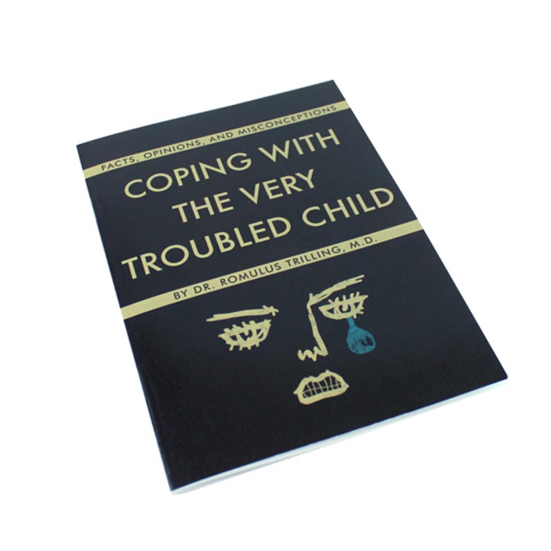 Pu&ograve; includere: Un libro nero con lettere dorate intitolato "Coping with the Very Troubled Child" di Dr. Romulus Trilling, M.D. La copertina presenta un semplice disegno a linea di un viso con una lacrima.