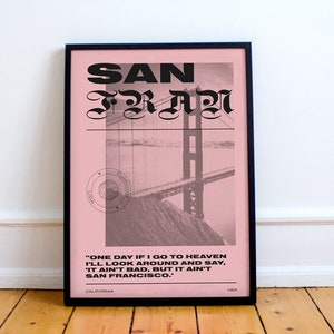 Puede incluir: Un p&oacute;ster rosa y negro con una foto del Puente Golden Gate en San Francisco, California. El p&oacute;ster tiene el texto "SAN FRAN" en una fuente negra y negrita y la cita "ONE DAY IF I GO TO HEAVEN I'LL LOOK AROUND AND SAY, 'IT AIN'T BAD, BUT IT AIN'T SAN FRANCISCO."