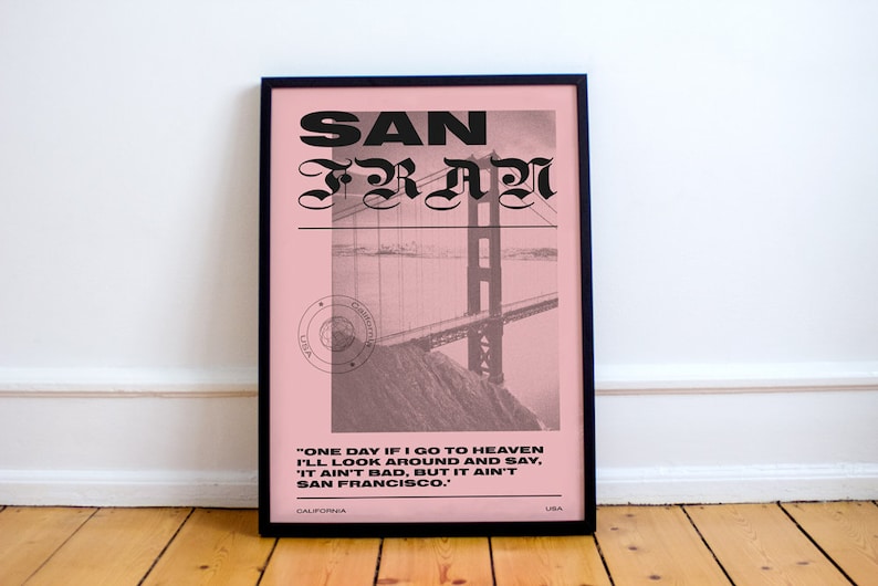 Puede incluir: Un p&oacute;ster rosa y negro con una foto del Puente Golden Gate en San Francisco, California. El p&oacute;ster tiene el texto "SAN FRAN" en una fuente negra y negrita y la cita "ONE DAY IF I GO TO HEAVEN I'LL LOOK AROUND AND SAY, 'IT AIN'T BAD, BUT IT AIN'T SAN FRANCISCO."