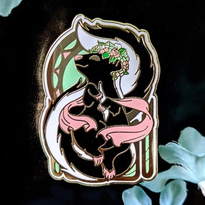 Skunk Nouveau 2&quot; Gold Hard Enamel Pin