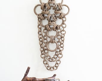 Escultura de malha de cerâmica em grés, instalação de parede em cerâmica.
