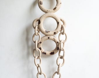 Scultura da parete in ceramica nautica a forma di catena: arte murale costiera, scolpita a mano