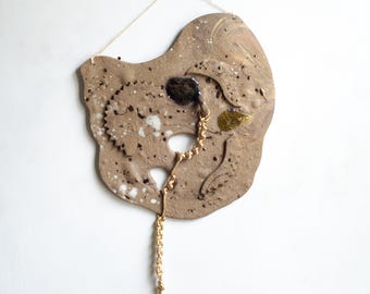 Arte de parede em grés escultural: argila marmorizada, vidro fundido, corda dourada