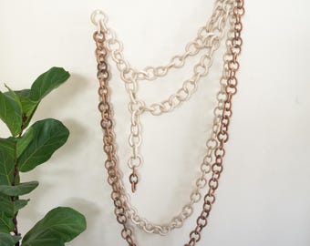 Boho väggskulptur i stengods med länkkedja: Organisk modern keramisk konst