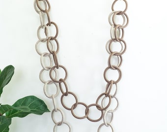 Catena a maglie in gres fatta a mano, da appendere alla parete: scultura moderna organica