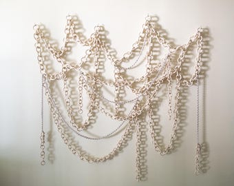Scultura da parete in ceramica Boho con catena a maglie: arte moderna e organica in gres