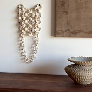 Colgante de pared con cadena de eslabones de cerámica estilo bohemio: Escultura antigua con esmaltado dorado