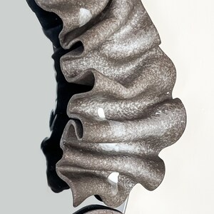 Skulpturspegel i brunt stengods: Handvikt keramisk konst, 43 cm bild 7