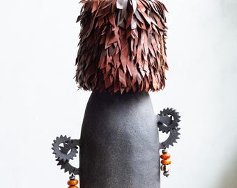 Abajur de mesa tribal em cerâmica, cúpula em couro marroquino, contas africanas vintage.