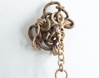Escultura de parede em cerâmica com corrente de nós, arte de parede moderna em cerâmica orgânica.