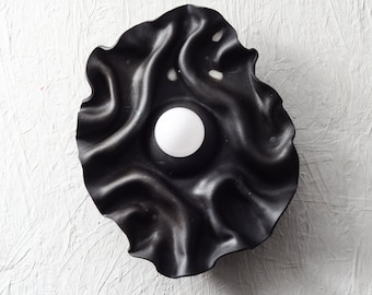 Black Stone Keramik Wandleuchte, Keramik Wandleuchte, organische moderne Beleuchtung, drapierte Keramik Wandskulptur