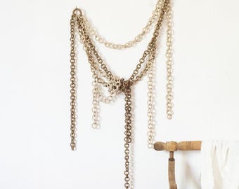 Escultura de parede em cerâmica boho com elos em corrente: Arte cerâmica moderna e orgânica
