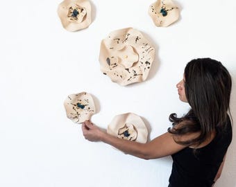 Instalação de parede em cerâmica com flores, escultura de parede em cerâmica, instalação de placas de parede em cerâmica