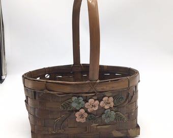 Cesta de recolección rústica vintage de madera partida tejida con flores aplicadas, estilo granja.