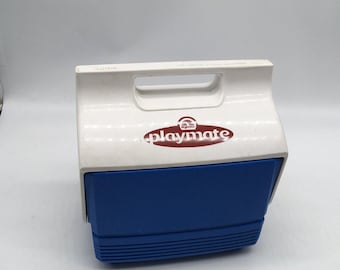 Nevera portátil Igloo Play Mate azul y blanca estilo vintage para 6 latas de almuerzo, ideal para acampar, pescar y practicar rafting.