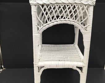 Vtg White Wicker Accent Table Plant Stand Beachy Boho Cottage core 13x13x24